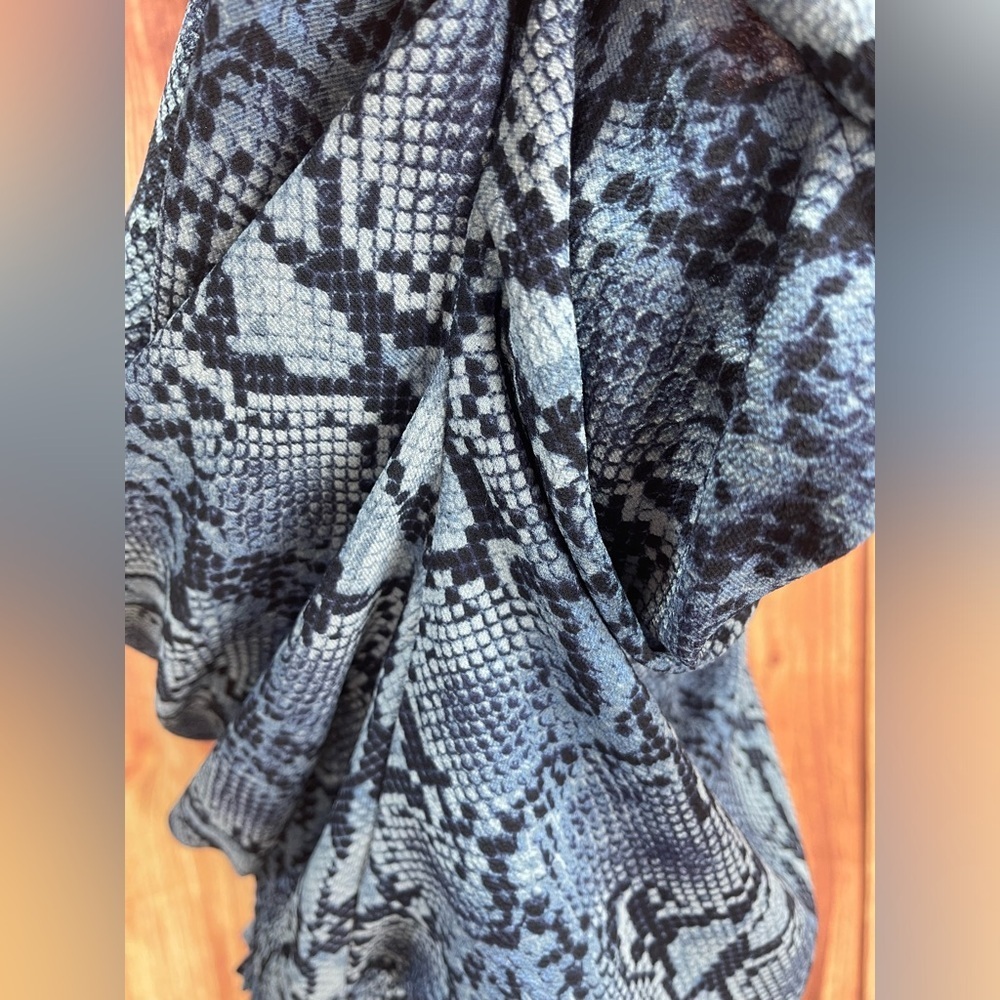Michael by Michael Kors blue snake print boat neckline smocked blouse women’s M - Picture 7 of 17